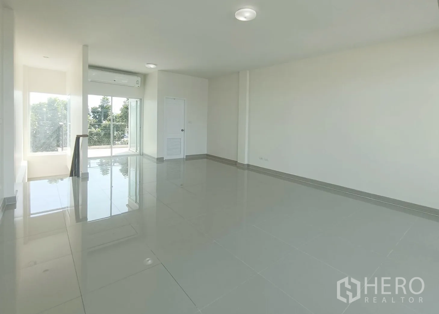 带办公室的家 for rent or sale in Prawet, Bangkok - 顶层空间设推拉门通阳台，大转角窗与空调。