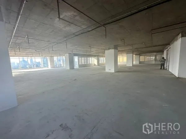 办公空间 出租在Watthana, Bangkok - 宽阔毛坯办公层，多个立柱与环幕玻璃，可观城市景观，适合定制装修。