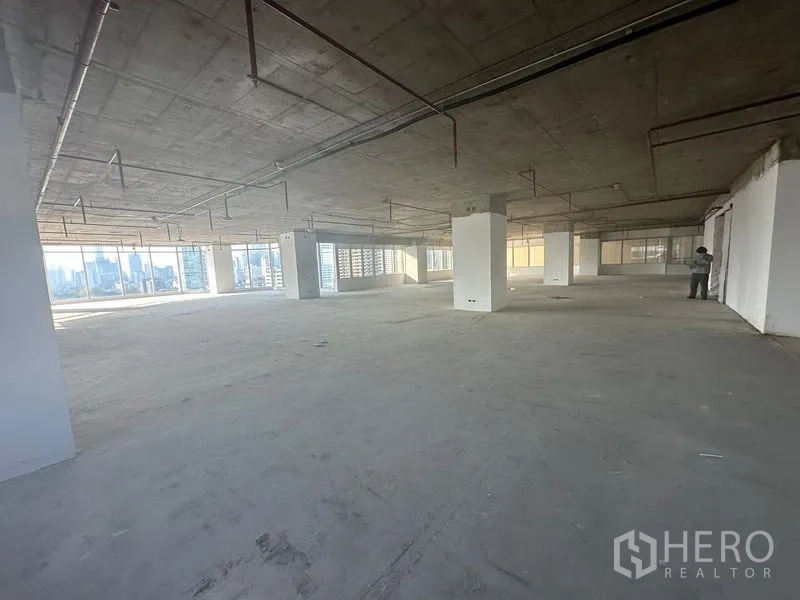 办公空间 出租在Watthana, Bangkok - 宽阔毛坯办公层，多个立柱与环幕玻璃，可观城市景观，适合定制装修。