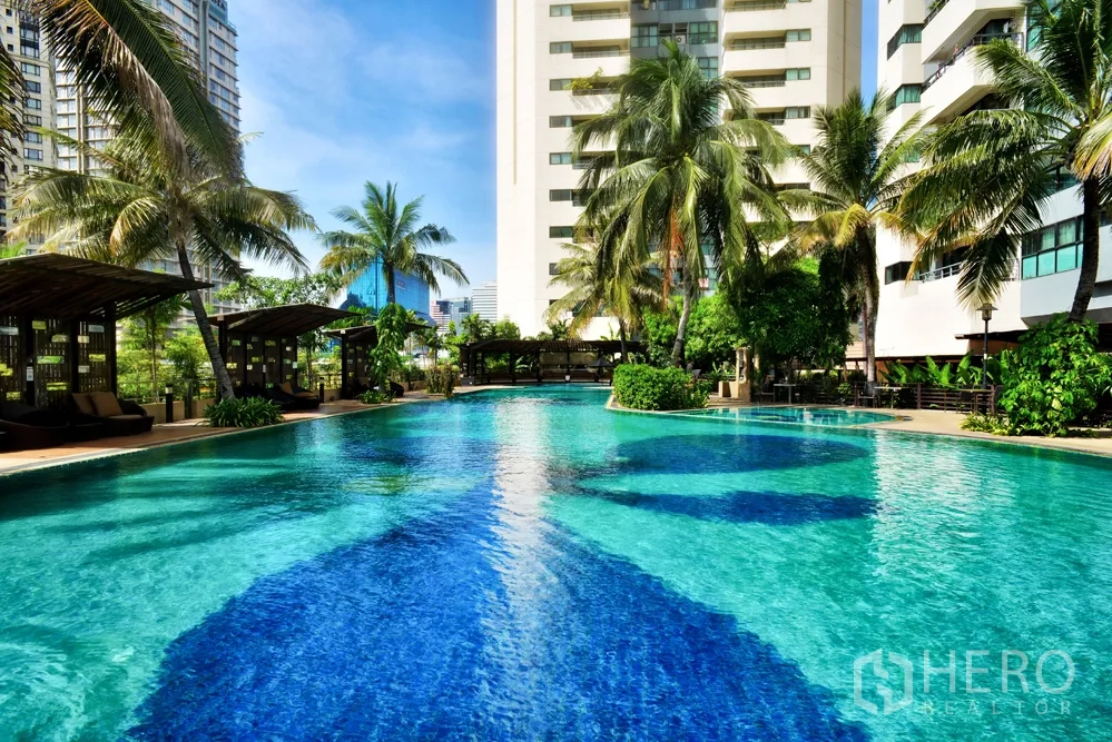 คอนโด ให้เช่าหรือขายในSathon, Bangkok - สระว่ายน้ำสไตล์รีสอร์ตของคอนโด รายล้อมด้วยต้นปาล์มและตึกในสาทร