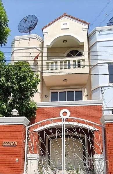 ทาวน์เฮาส์ ให้เช่าในHuai Khwang, Bangkok - ทาวน์เฮ้าส์สูง 3 ชั้น ด้านหน้าโค้งระเบียง กำแพงอิฐแดง และประตูรั้วหน้าบ้าน ในย่านห้วยขวาง