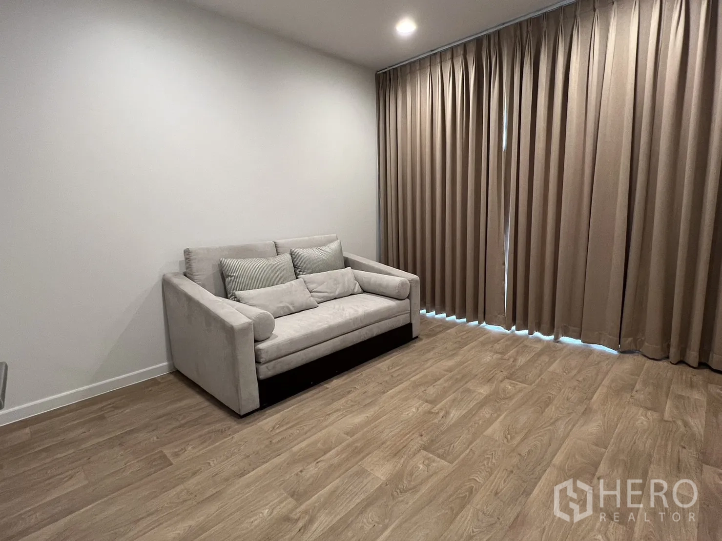 บ้าน ให้เช่าในBang Kapi, Bangkok - ห้องอเนกประสงค์ชั้นล่างพร้อมโซฟาและพื้นลายไม้