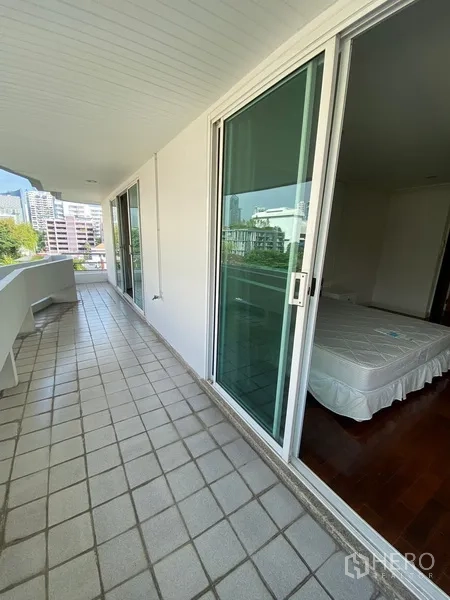 อพาร์ทเมนท์ ให้เช่าในWatthana, Bangkok - ระเบียงกว้างแบบมีหลังคา มองเห็นวิวเมือง เชื่อมต่อห้องนอนด้วยประตูกระจกบานเลื่อน