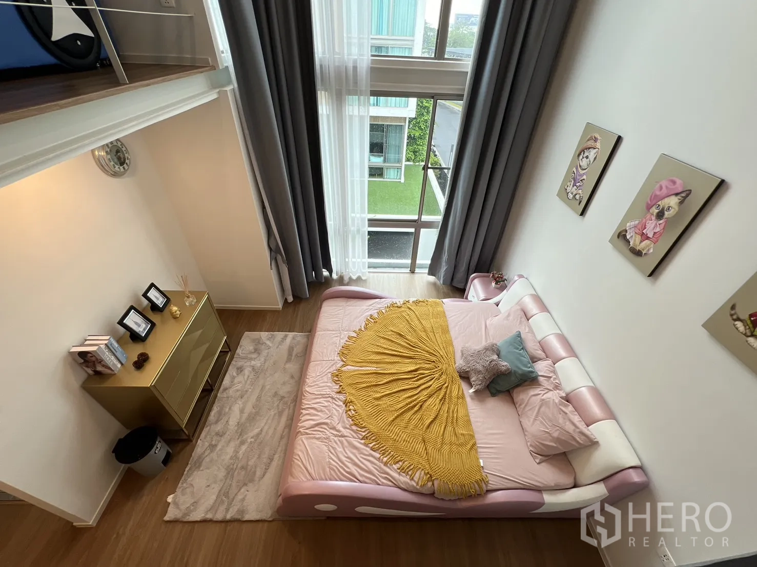 独立式住宅 出租在Saphan Sung, Bangkok - 阁楼睡眠区，金属栏杆与大窗