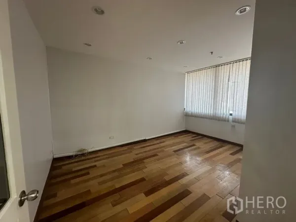 สำนักงาน ให้เช่าในYan Nawa, Bangkok - ห้องทำงานส่วนตัว พื้นไม้ ไฟดาวน์ไลท์ หน้าต่างบานใหญ่พร้อมมู่ลี่