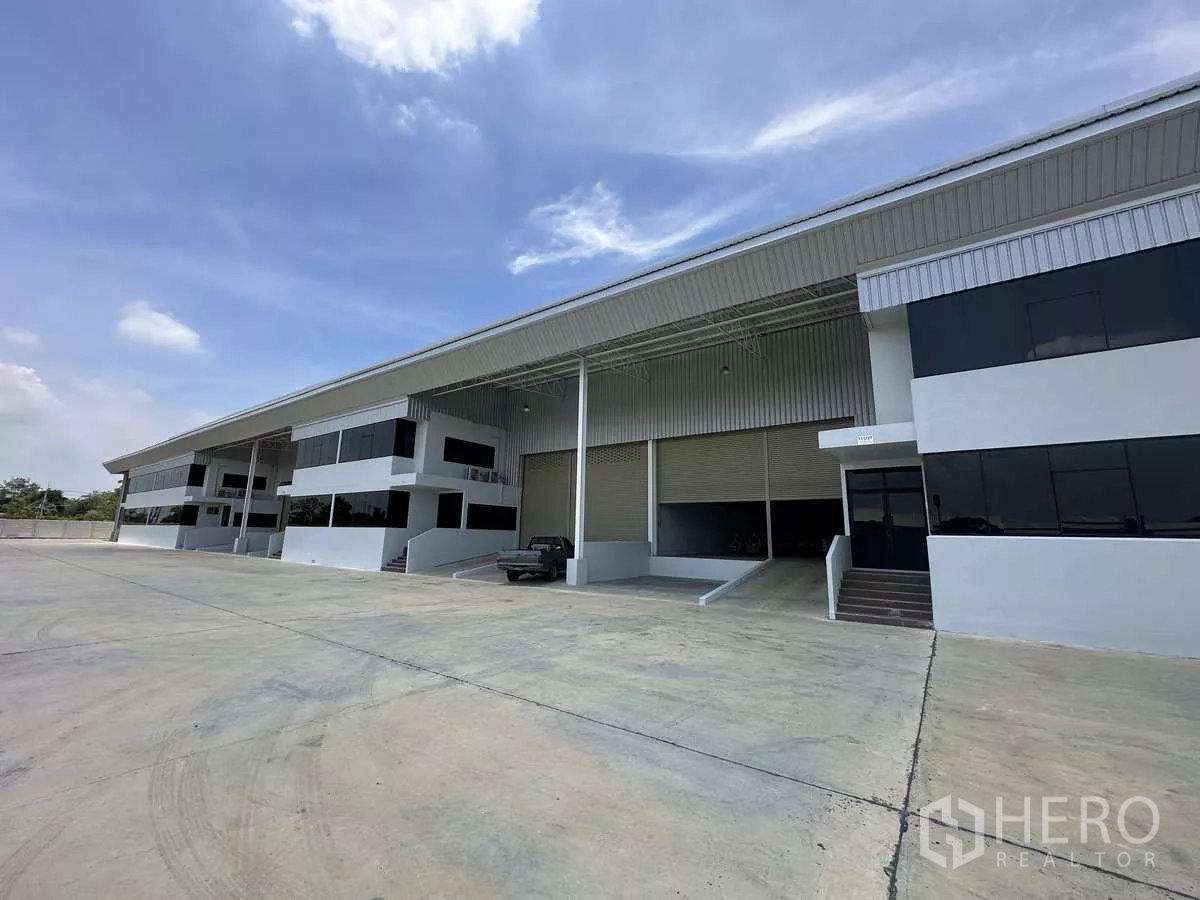 货栈 出租在Wang Noi, Phra Nakhon Si Ayutthaya - 旺诺伊仓库园区外观，设有月台装卸口与宽阔混凝土场地。