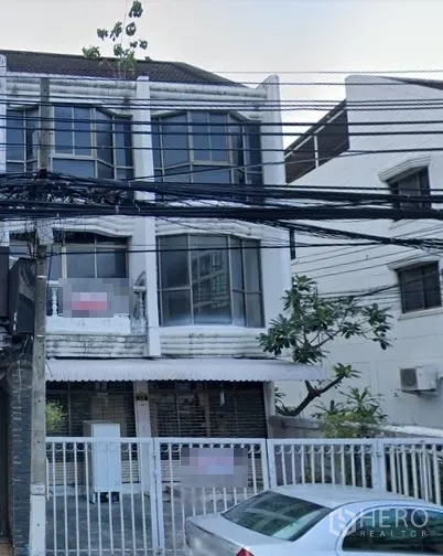 零售空间 出租在Watthana, Bangkok - 临街三层店屋外观，大面积凸窗与前院围栏，街头电缆可见