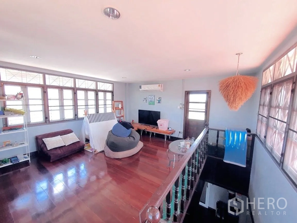 货栈 出租在Lam Luk Ka, Pathum Thani - 二层明亮起居区，环窗与空调，木地板