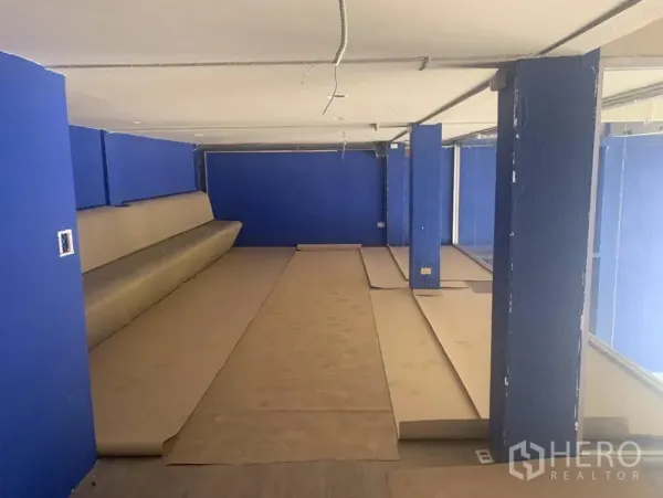 店屋 出租在Watthana, Bangkok - 夹层区域，蓝色墙面与临时地面保护，待二次装修。