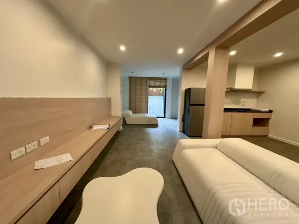 带办公室的家 出租在Phra Khanong, Bangkok - 从客厅望向推拉门与茶水间，长条壁柜一体化设计。