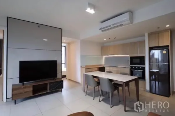 คอนโด ให้เช่าในWatthana, Bangkok - พื้นที่นั่งเล่น–ทานอาหารพร้อมชั้นวางทีวี แอร์ และครัวครบชุด