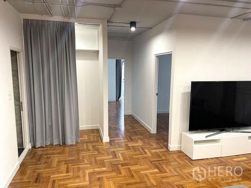 คอนโด ให้เช่าในWatthana, Bangkok - โถงและมุมรับแขกพื้นไม้ปาร์เกต์ลายก้างปลา พร้อมตู้วางทีวี.