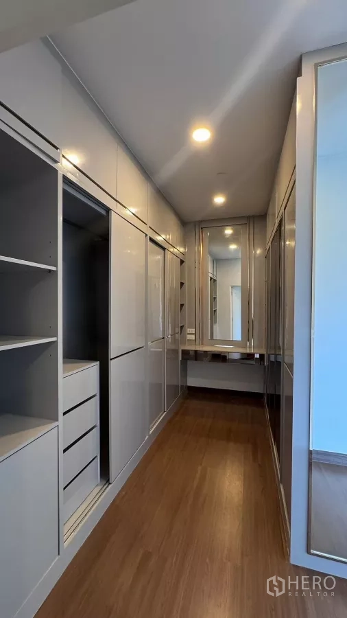 บ้าน ให้เช่าหรือขายในSaphan Sung, Bangkok - โถงวอล์กอินคลอเซ็ต ตู้บิลท์อินสูงจรดเพดานพร้อมลิ้นชักและกระจกโต๊ะเครื่องแป้ง พื้นไม้.