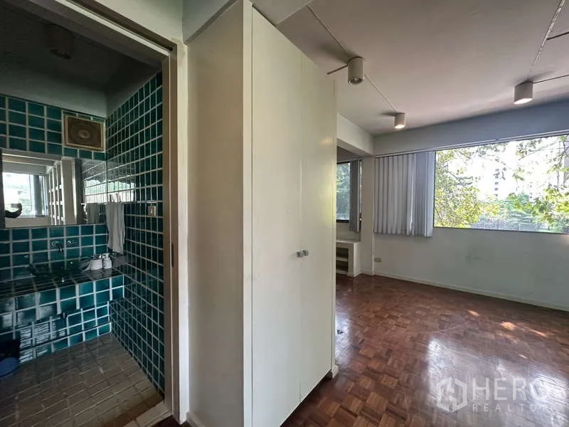 อาคารพาณิชย์ ให้เช่าในKhlong Toei, Bangkok - ห้องน้ำกรุกระเบื้องเขียวทั้งห้อง พร้อมอ่างล้างหน้าและโถสุขภัณฑ์