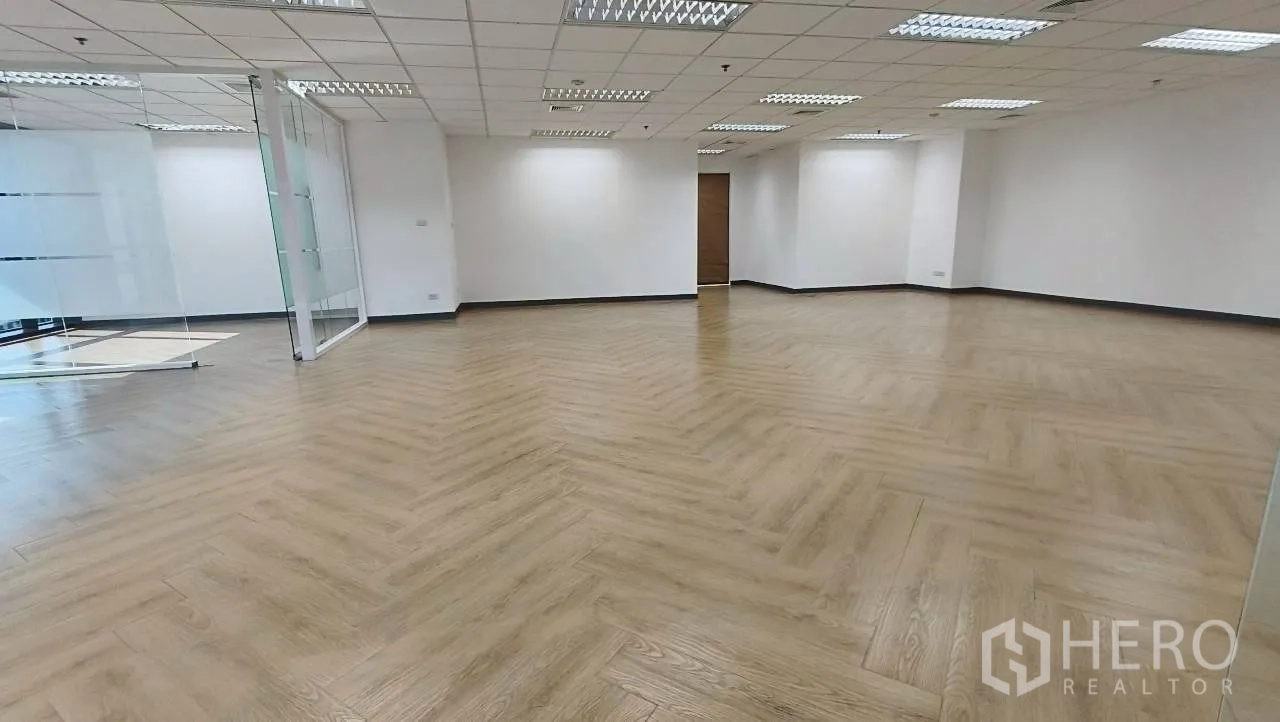 办公空间 for rent in Ratchathewi, Bangkok - 开放式办公区，木纹人字拼地板与玻璃隔断会议室