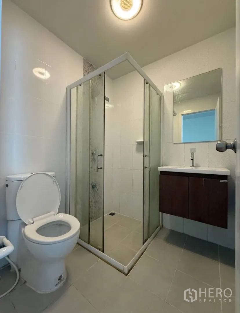 ทาวน์เฮาส์ ให้เช่าในSuan Luang, Bangkok - ห้องน้ำสมัยใหม่มีตู้กระจกอาบน้ำ อ่างล้างหน้า และโถสุขภัณฑ์