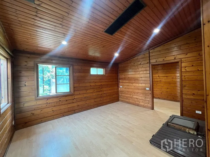 สำนักงานที่บ้าน ให้เช่าในSuan Luang, Bangkok - ห้องไม้สว่างด้วยหน้าต่างหลายบาน มองเห็นพื้นที่สีเขียวด้านนอก