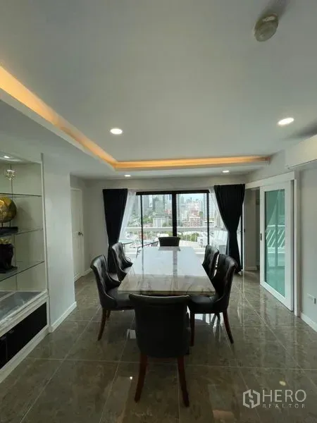 คอนโด ให้เช่าหรือขายในWatthana, Bangkok - มุมทานอาหาร โต๊ะหินอ่อน ไฟฝ้าซ่อนไฟ และหน้าต่างบานกว้างมองเห็นวิวเมือง