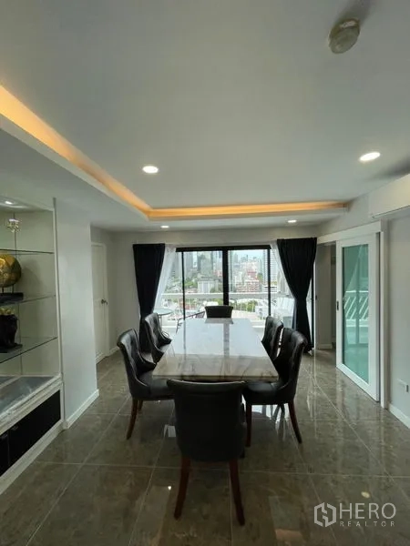 คอนโด ให้เช่าหรือขายในWatthana, Bangkok - มุมทานอาหาร โต๊ะหินอ่อน ไฟฝ้าซ่อนไฟ และหน้าต่างบานกว้างมองเห็นวิวเมือง