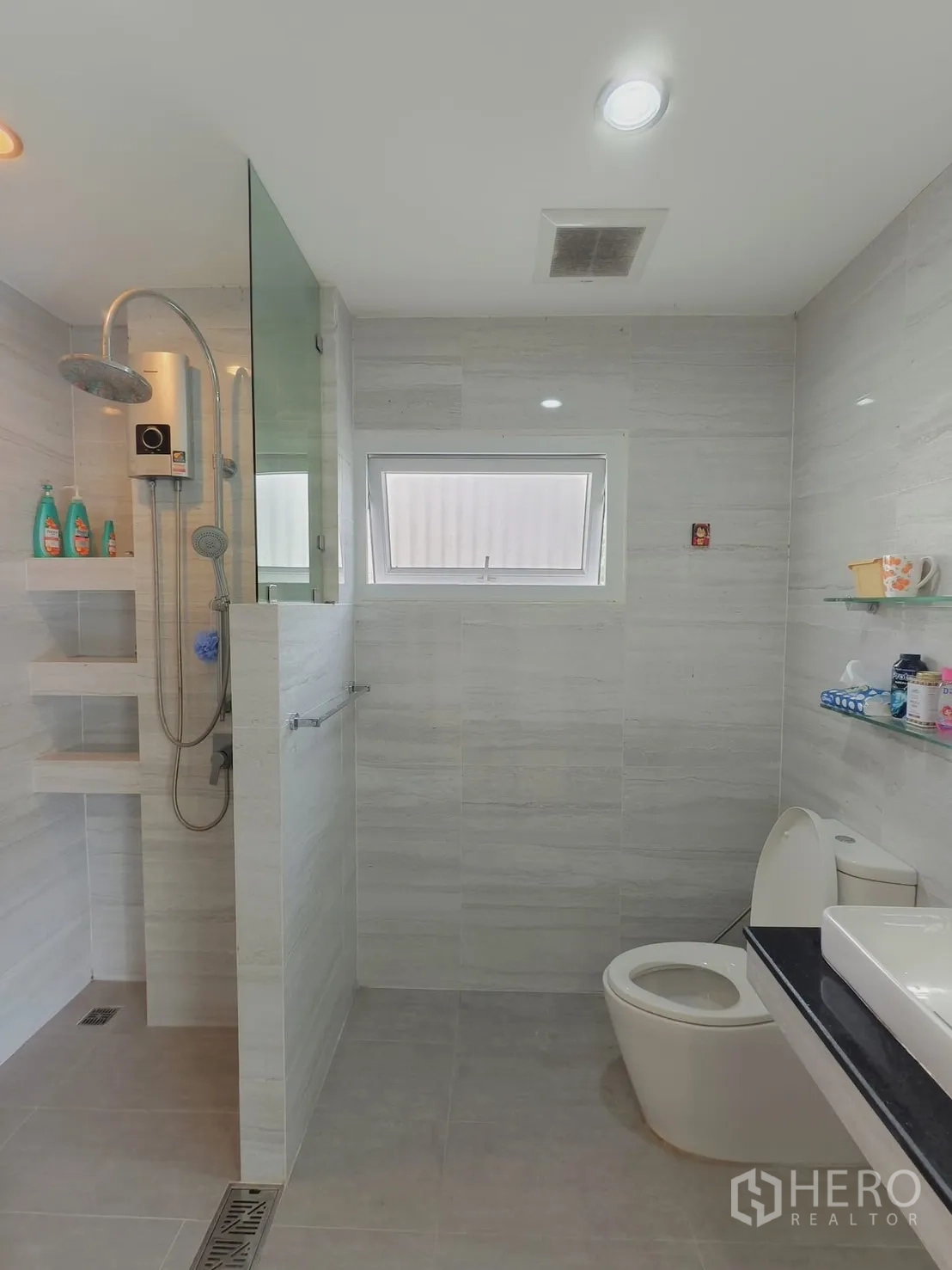 Detached House for rent in Bang Kapi, Bangkok - Renovated bathroom with rain shower, niche shelves and window.