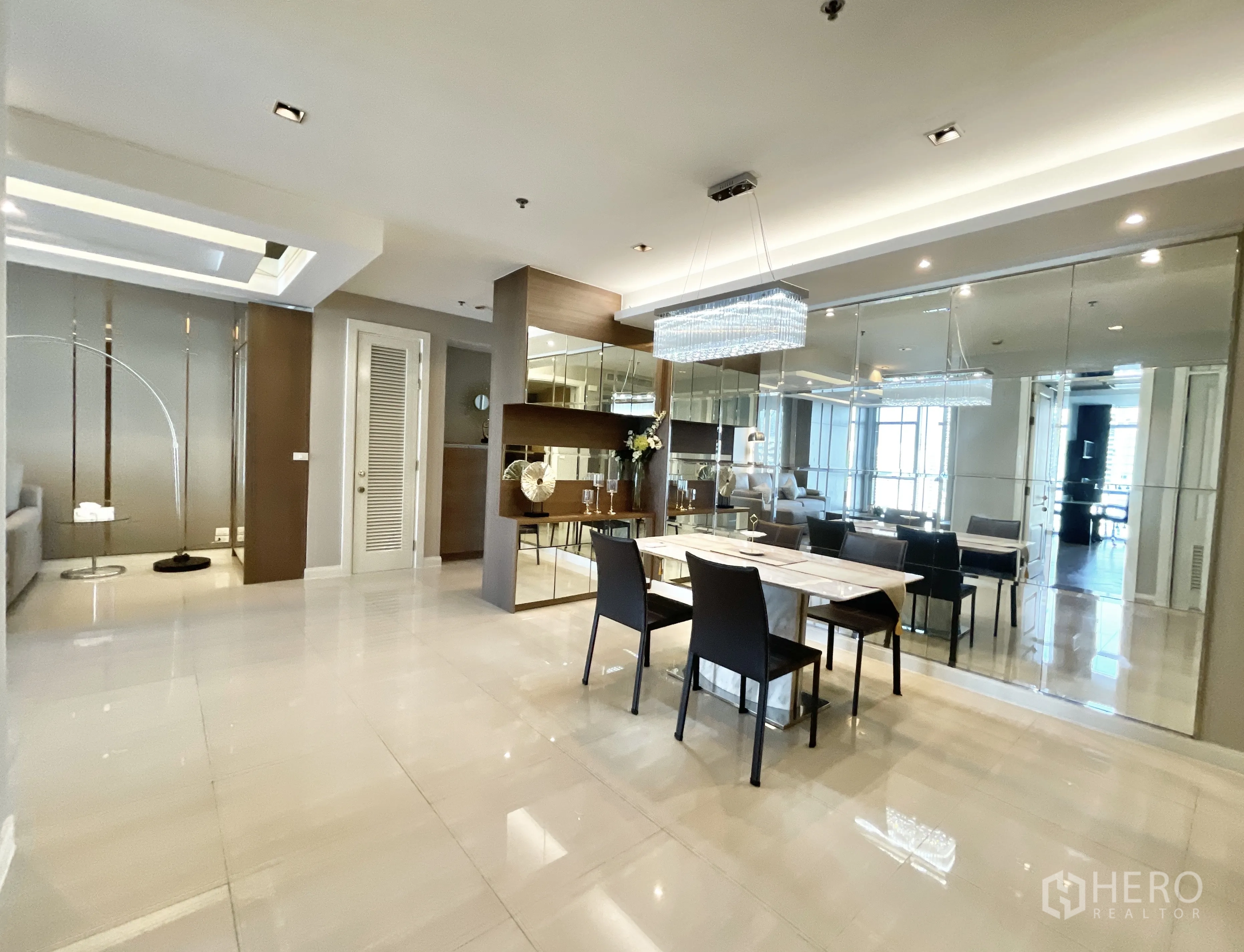 คอนโด for rent in Pathum Wan, Bangkok - โซนรับประทานอาหาร โต๊ะหินอ่อน โคมแชนเดอเลียร์ และผนังกระจก