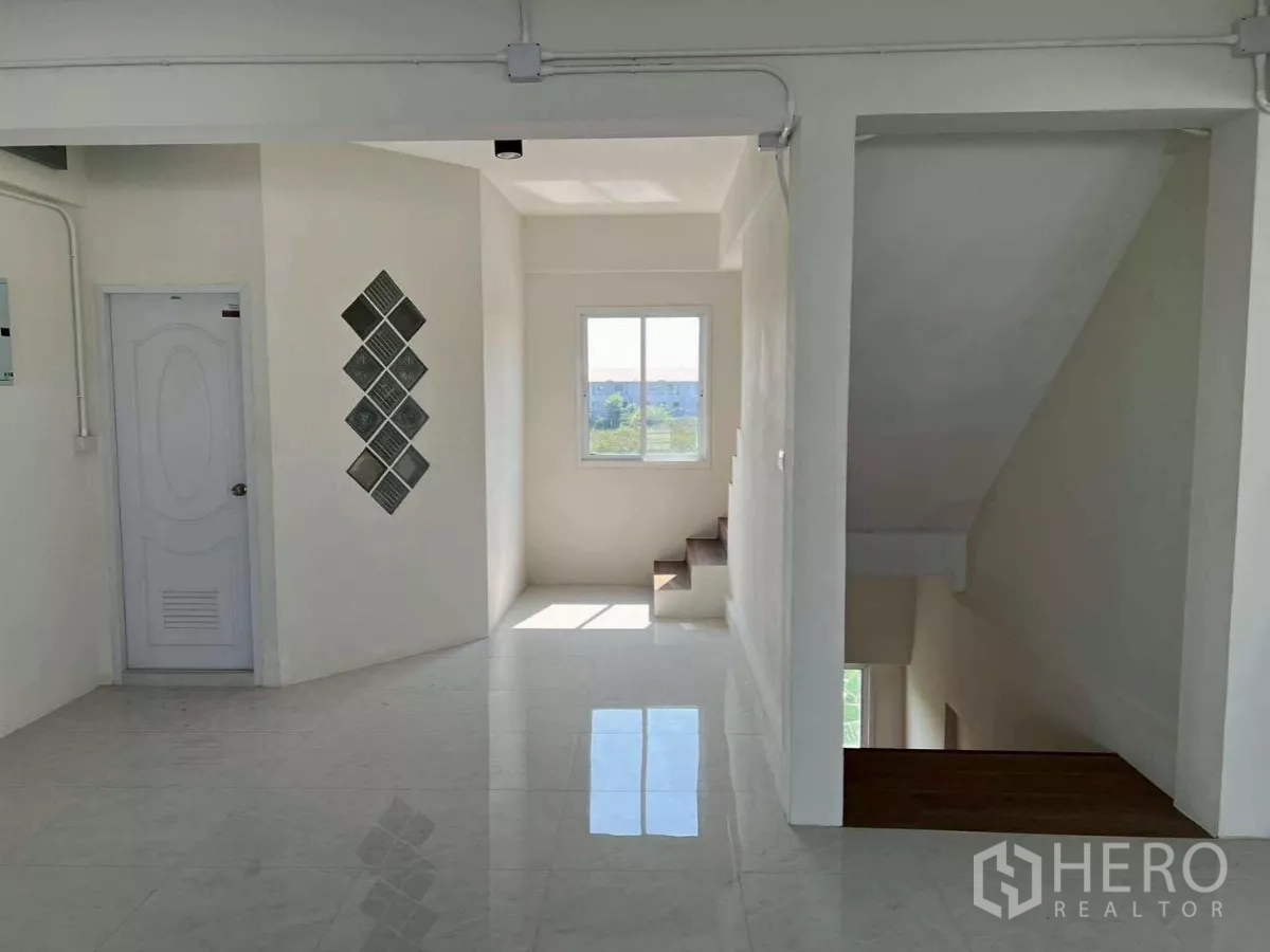 带办公室的家 出租在Prawet, Bangkok - 楼层走廊与楼梯区，采光窗与光洁地面。