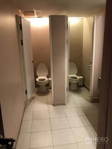 สำนักงาน ขายในWatthana, Bangkok - ห้องน้ำรวม พื้นกระเบื้อง พร้อมห้องส้วมหลายห้อง