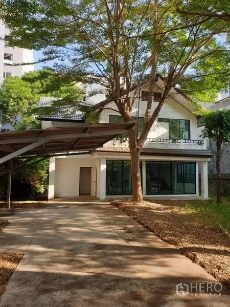 Detached House for rent in Prawet, Bangkok - Two-storey detached house with a long driveway, covered carport and mature trees in Prawet, Bangkok.