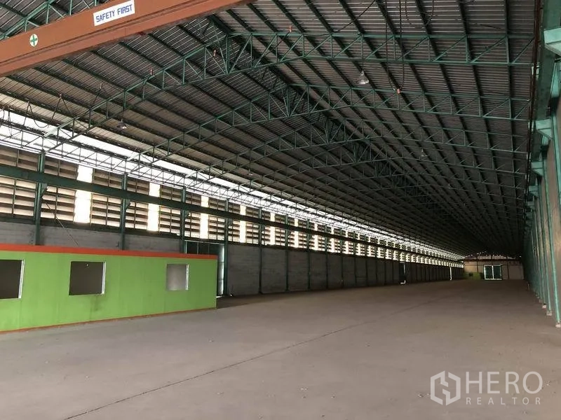 Warehouse for rent in Samut Prakan - Long, open warehouse bay with steel structure, natural light panels, and expansive floor area.