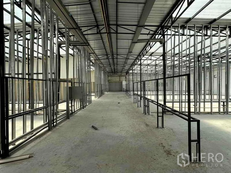 คลังสินค้า ให้เช่าในSai Noi, Nonthaburi - โถงทางยาวในโกดัง มีโครงเหล็กและเพดานทรัสสูง พร้อมประตูม้วนด้านปลาย