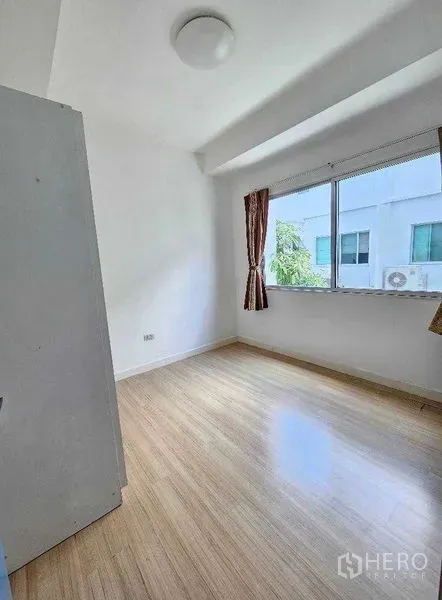 สำนักงานที่บ้าน ให้เช่าหรือขายในSuan Luang, Bangkok - ห้องนอนสว่าง พื้นไม้โทนอ่อน หน้าต่างบานใหญ่ ผนังสีขาว