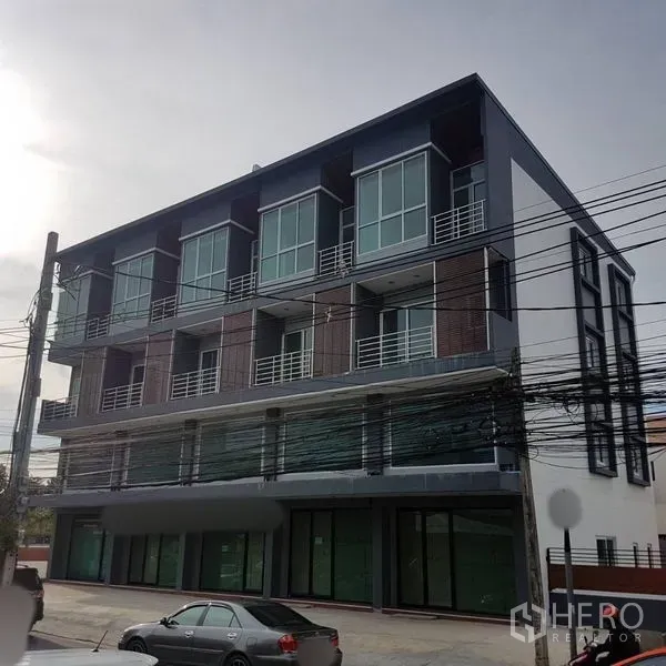 สำนักงานที่บ้าน ขายในLat Phrao, Bangkok - อาคารโฮมออฟฟิศ 4 ชั้นสมัยใหม่ หน้ากระจกขนาดใหญ่และชั้นล่างเป็นกระจกเต็มบาน