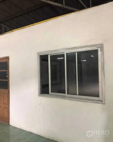 货栈 出租在Khan Na Yao, Bangkok - 仓库内独立办公室，设推拉窗与木门。