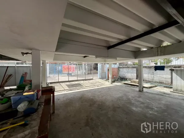 บ้าน ขายในKhlong Toei, Bangkok - ใต้อาคารกว้างสำหรับจอดรถ คานเหล็กและประตูเลื่อน