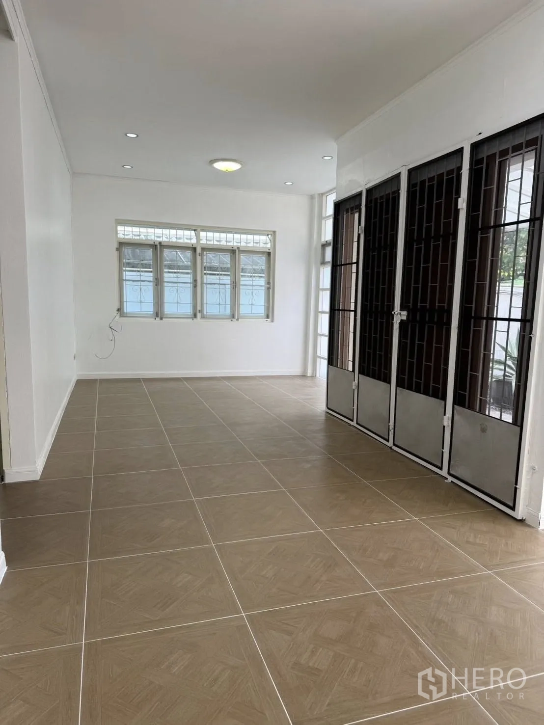 บ้านเดี่ยว for rent in Khlong Toei, Bangkok - พื้นที่นั่งเล่นกว้าง พื้นกระเบื้อง หน้าต่างบานใหญ่และประตูเหล็กดัด