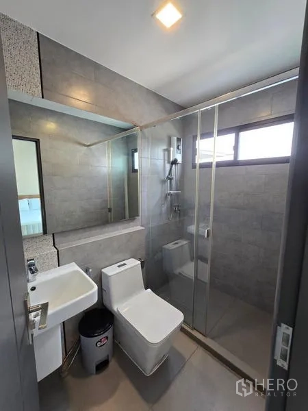 ทาวน์เฮาส์ ให้เช่า - ห้องน้ำกะทัดรัดมีตู้ชาวเวอร์กระจก โถสุขภัณฑ์ และอ่างล้างหน้า