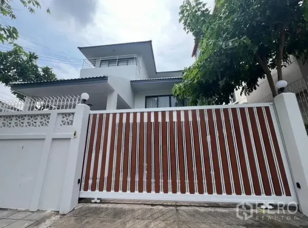 บ้าน ให้เช่าในBang Rak, Bangkok - บ้านเดี่ยวสองชั้นสไตล์โมเดิร์นพร้อมรั้วและประตูบานเลื่อน ใกล้ BTS ช่องนนทรี ย่านสีลม–บางรัก