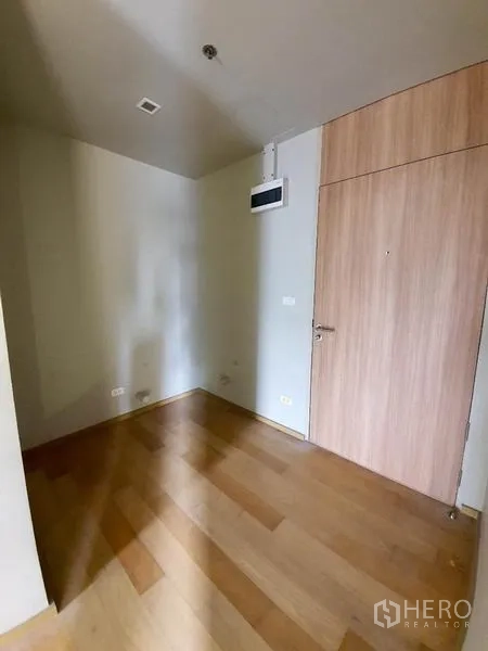 Condominium for sale in Ratchathewi, Bangkok - Entry foyer with wooden door, engineered wood flooring and ceiling air vent.