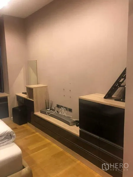 บ้าน ให้เช่าหรือขายในBang Kapi, Bangkok - ตู้ลิ้นชักและมุมแต่งตัวบิลต์อินในห้องนอนใหญ่