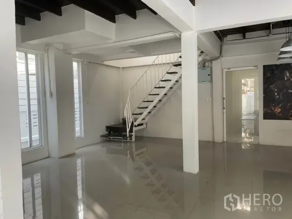 独立式住宅 出租在Huai Khwang, Bangkok - 开放式客厅，亮面地坪与白色金属楼梯