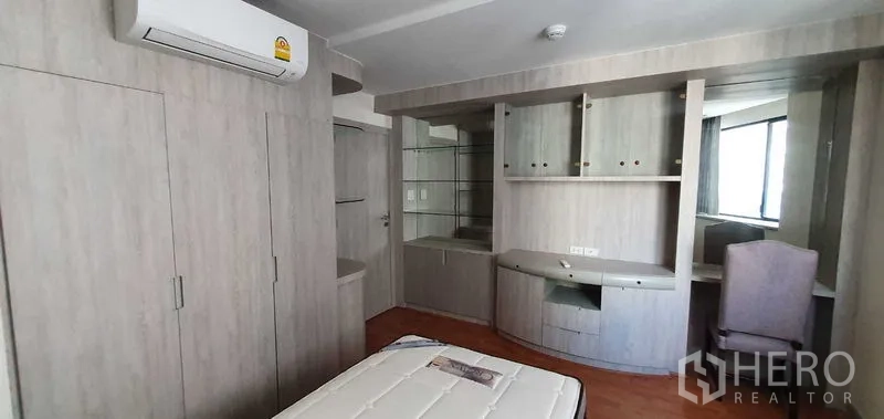 คอนโด ให้เช่าในKhlong Toei, Bangkok - มุมนั่งเล่นรองพร้อมโซฟา พื้นกระเบื้อง และหน้าต่างบานกว้าง