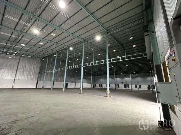 คลังสินค้า ให้เช่าในMueang Samut Prakan, Samut Prakan - ภายในโกดังโล่ง เพดานสูง เสาเหล็กแข็งแรง ไฟไฮเบย์ และพื้นคอนกรีตเรียบ