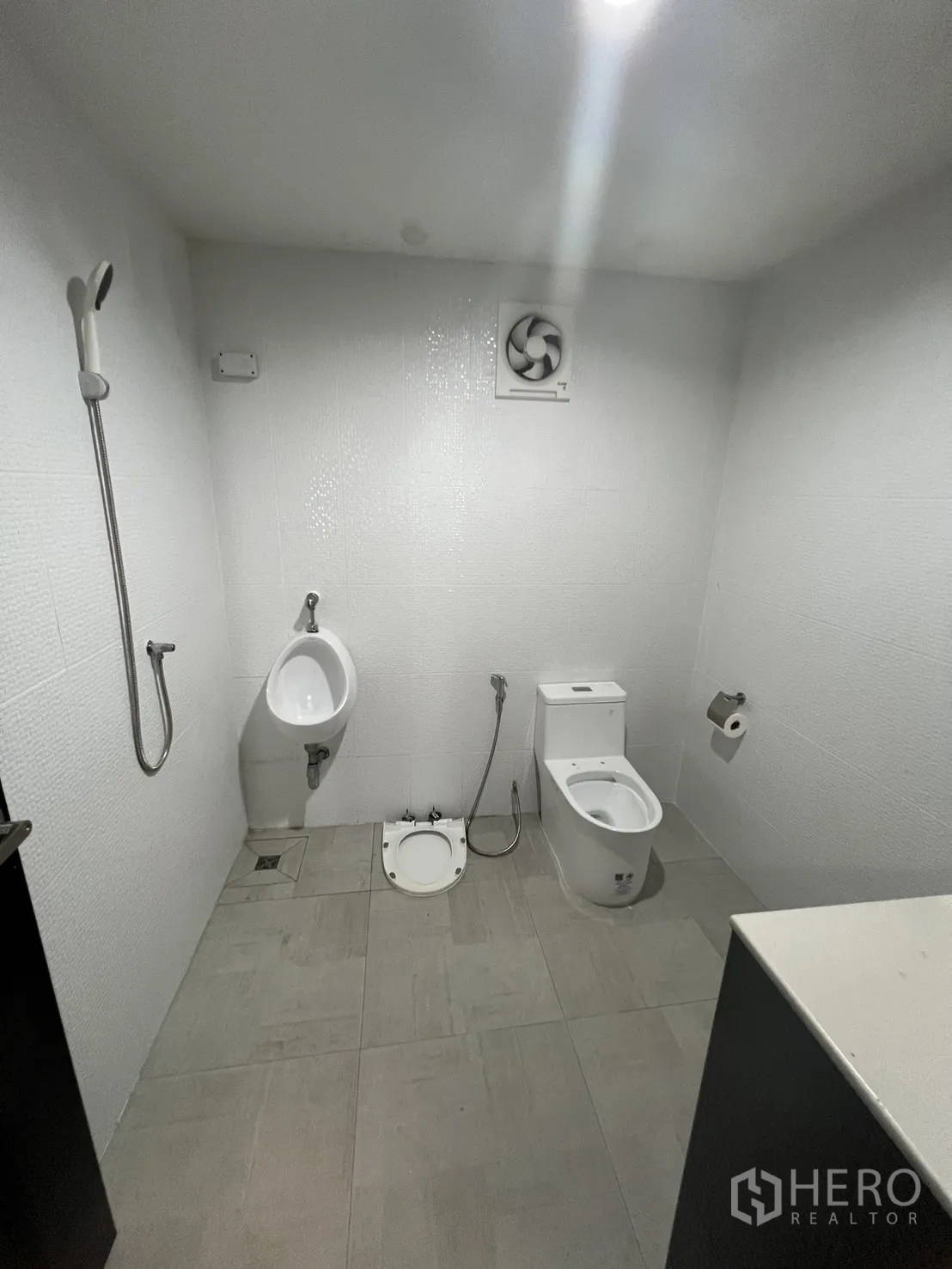 สำนักงานที่บ้าน ให้เช่าในKhlong Toei, Bangkok - ห้องน้ำขนาดใหญ่มีฝักบัว โถปัสสาวะ และโถสุขภัณฑ์ ปูกระเบื้องสีขาว