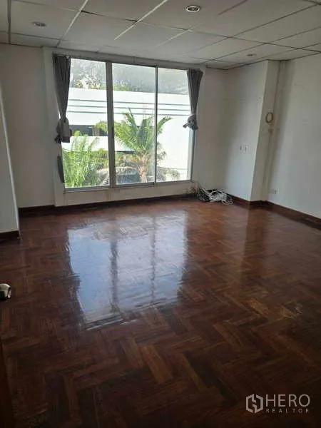 อาคารพาณิชย์ ให้เช่าในWatthana, Bangkok - ห้องชั้นบนสุด หน้าต่างบานกว้าง เห็นต้นไม้ พื้นปาร์เกต์เงางาม