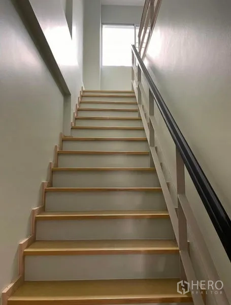 ทาวน์เฮาส์ ให้เช่าในSuan Luang, Bangkok - บันไดไม้ตรงพร้อมราวจับ และช่องแสงด้านบนรับแสงธรรมชาติ