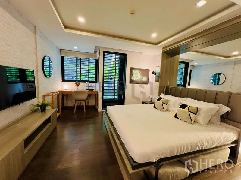 คอนโด ขาย - ห้องนอนหันหน้าไปยังชั้นวางทีวีและมุมทำงาน พร้อมประตูบานเลื่อนไประเบียง