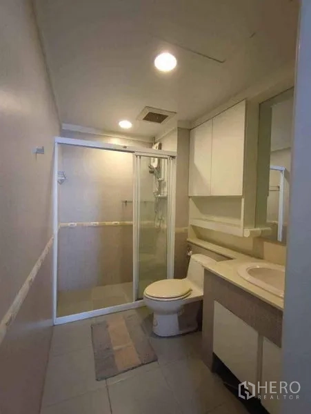 คอนโด ให้เช่าหรือขายในWatthana, Bangkok - ห้องน้ำอีกหนึ่งห้องพร้อมตู้กั้นอาบน้ำ โถสุขภัณฑ์ และอ่างล้างหน้า