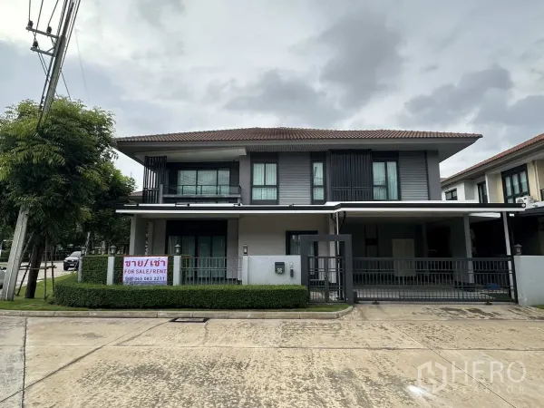 บ้าน ให้เช่าหรือขายในLam Luk Ka, Pathum Thani - บ้านเดี่ยวสองชั้นสไตล์โมเดิร์น มีรั้วและที่จอดรถ พร้อมป้ายขาย/เช่า แปลงมุม