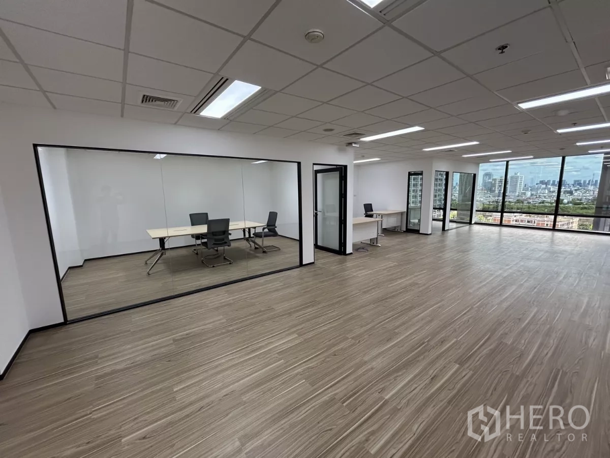 สำนักงาน ให้เช่า - ออฟฟิศโอเพนสเปซพร้อมห้องประชุมผนังกระจก และกระจกเต็มบานมุมมองเมืองพาโนรามา