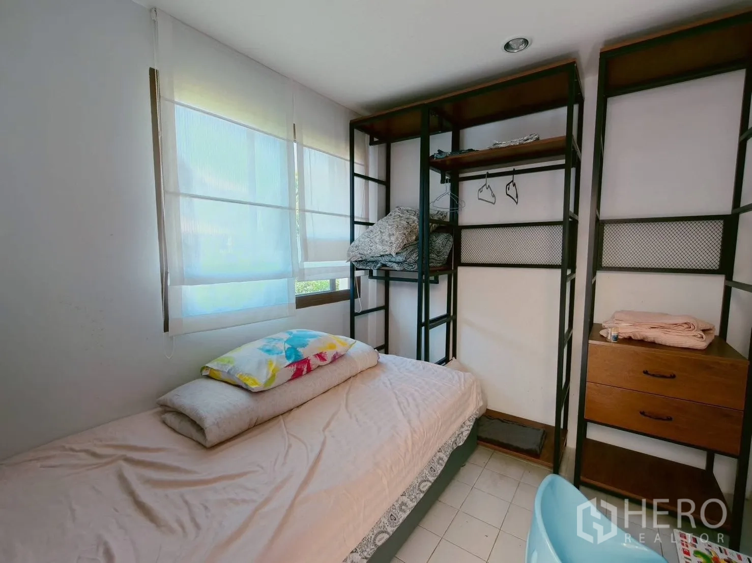 บ้าน ให้เช่าในLat Krabang, Bangkok - ห้องนอนขนาดกะทัดรัด เตียงเดี่ยว ตู้ชั้นเหล็ก และมู่ลี่โปร่งแสง